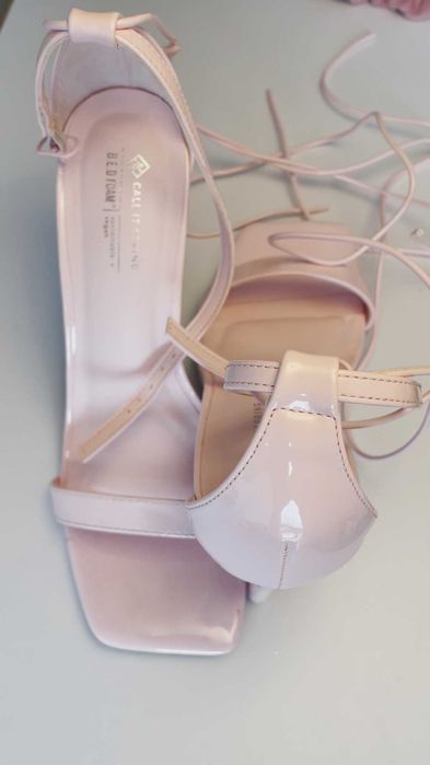 Sandale roz lăcuite, 110 lei