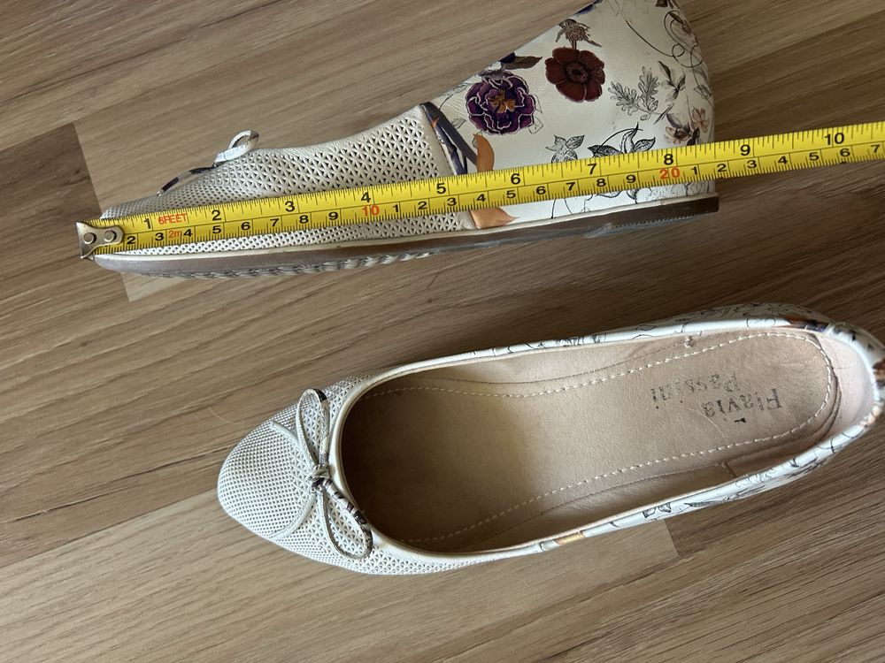 Pantofi de piele albi