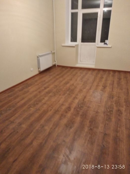 Стелим ламинат  плинтус