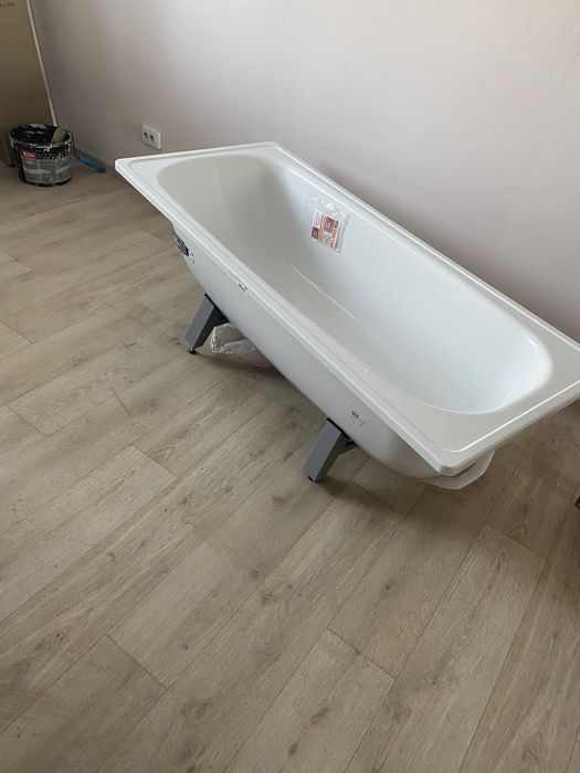 Сантехника. Ванна и раковина со стойкой. , новые по цене б/у.