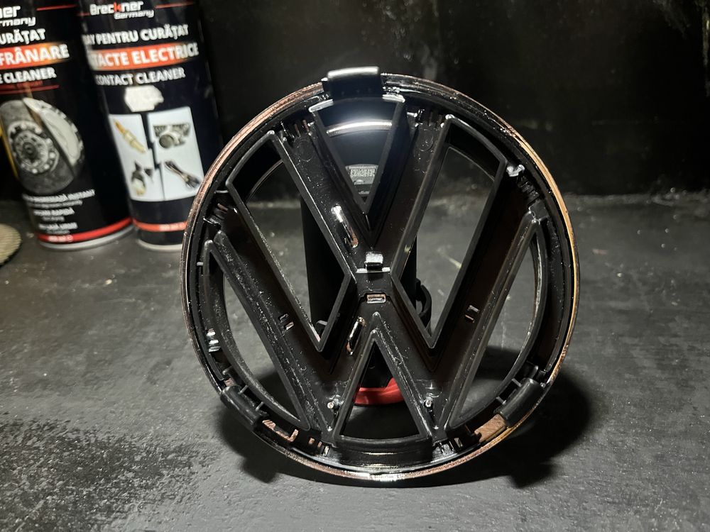 Emblema grila fata VW Jetta, an 2011