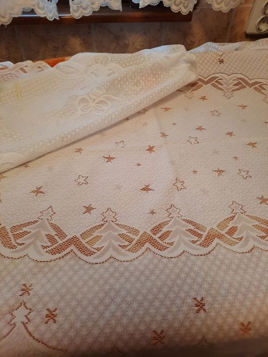 Fata de masa din dantela