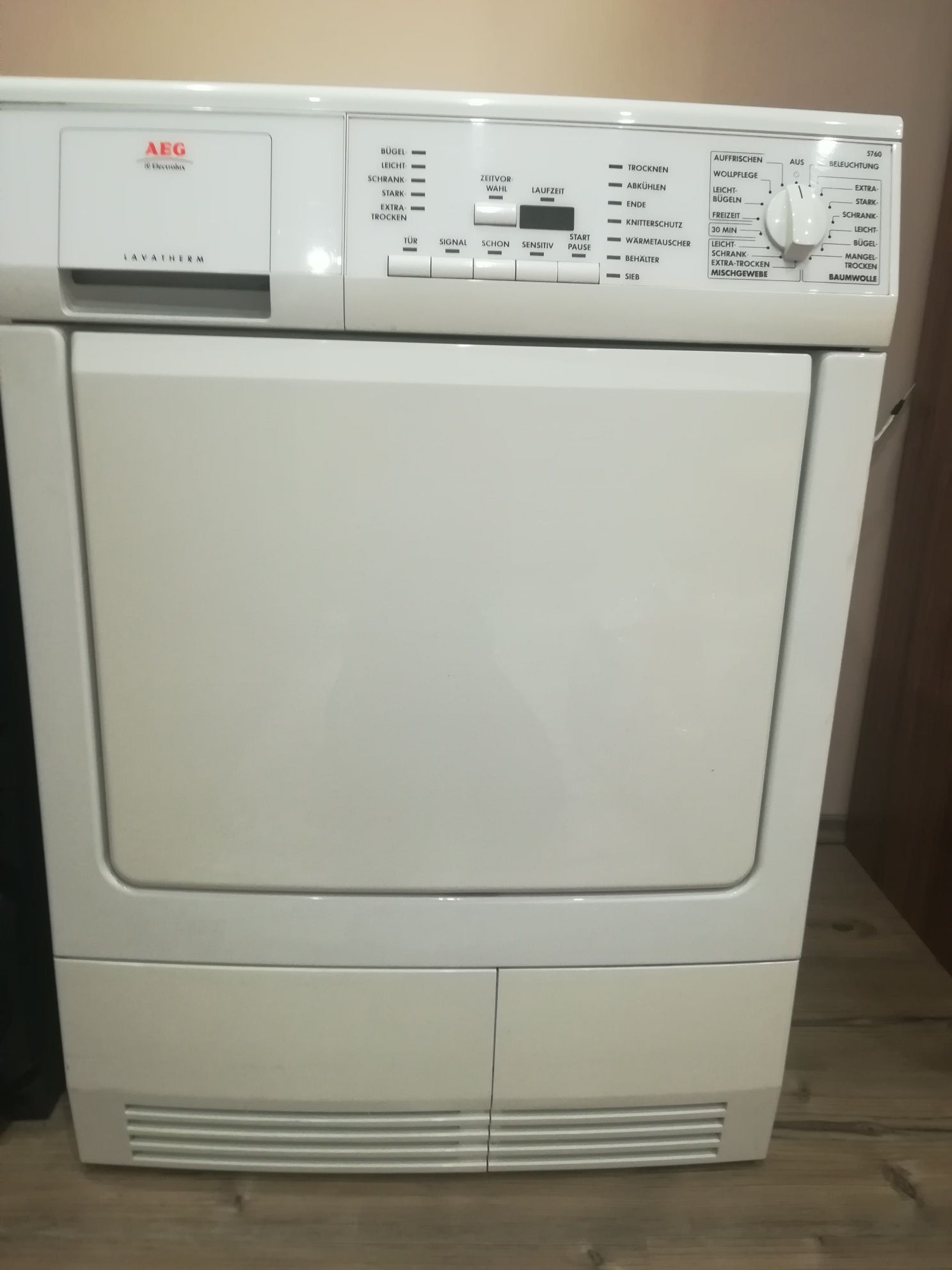 Продавам сушилня AEG