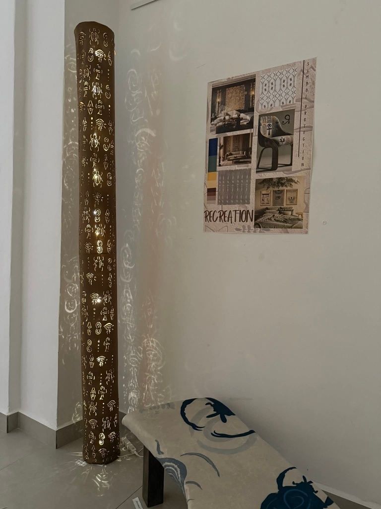 Lampă, gravată cu simboluri egiptene