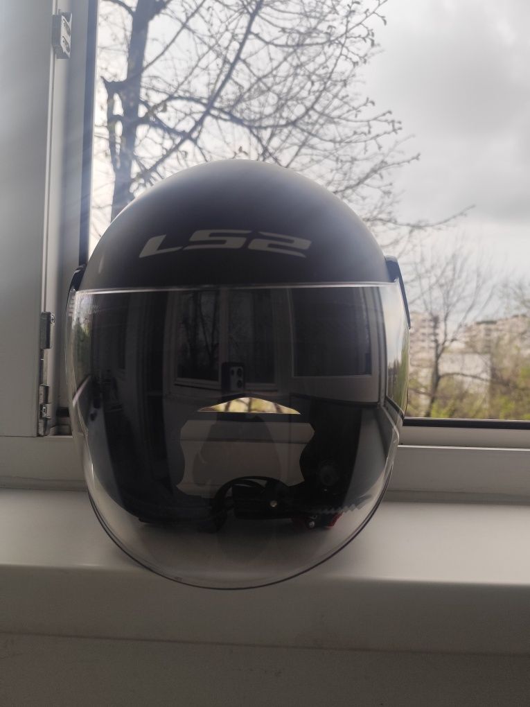 Vând căsca de motociclete