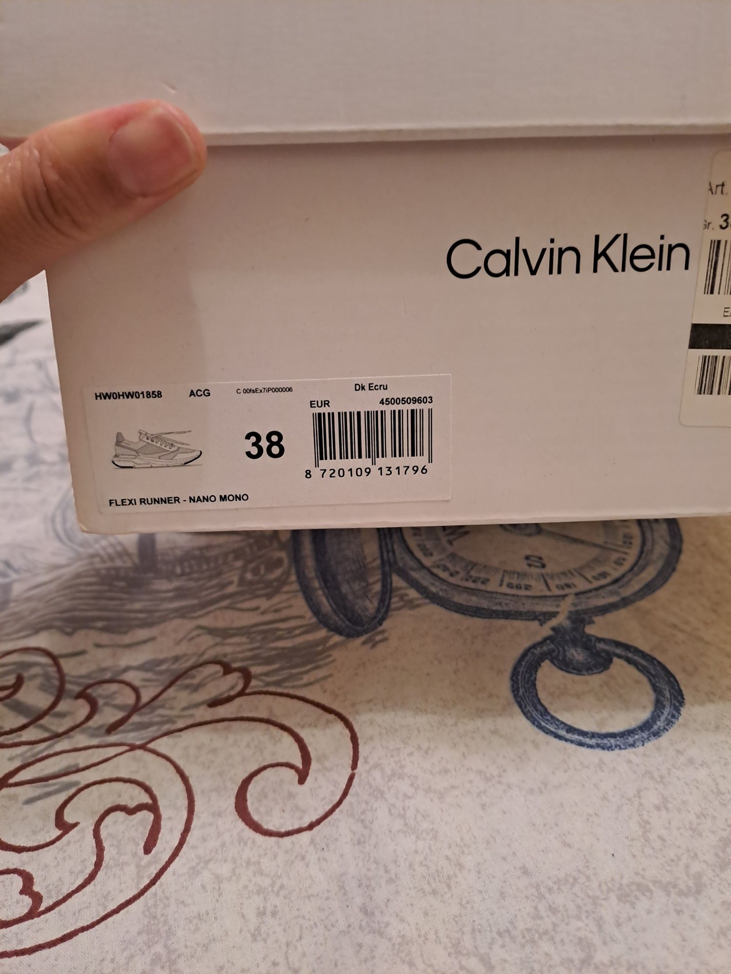 Маратонки Calvin Clein номер 38