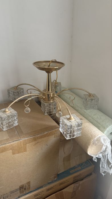 Продаются много люстр