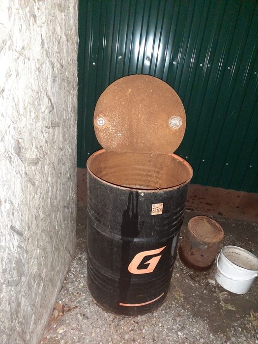 Продам железную бочку с крышкой