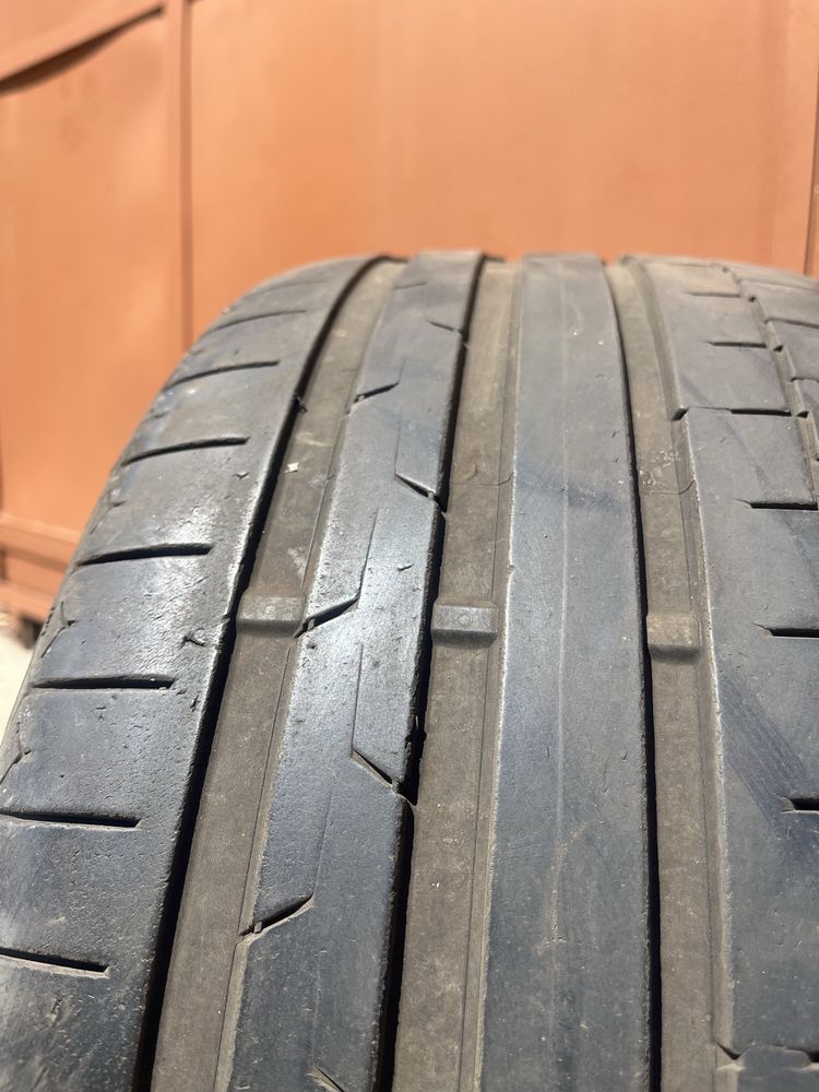 2 бр. летни гуми 255/35/21 Continental AO1 DOT 0722 4,5 mm