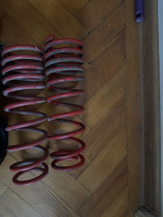 Suspensii de masină sport joase