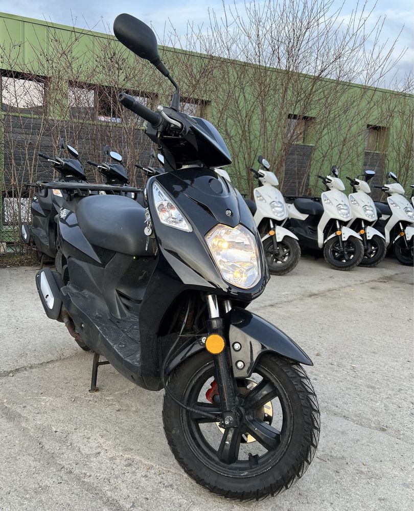Inchiriez scutere Bolt Tazz