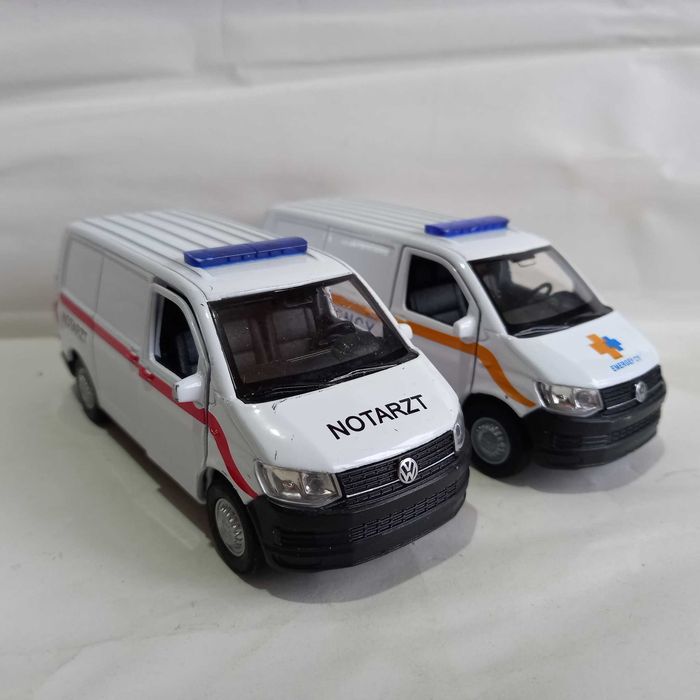 2 utilitare VW Transporter T6, 1/40, stare bună