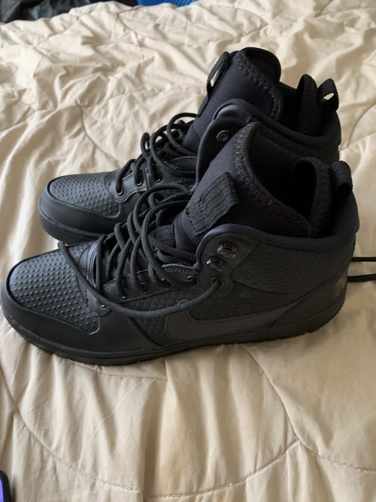 Nike Court Borough Mid Winter Triple Black