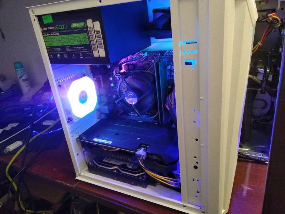 Pc gaming,carcasa aqiris,mai multe in descriere