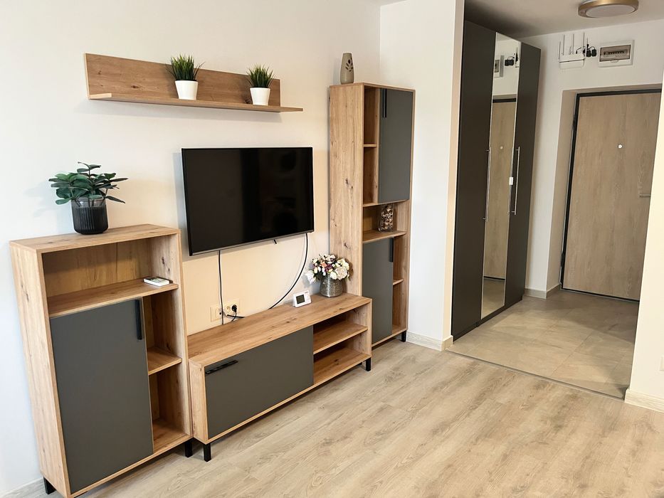 Hils Pallady, studio, parter