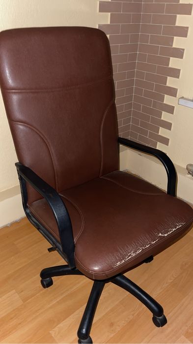 Отдаем кресло кожанное СРОЧНО