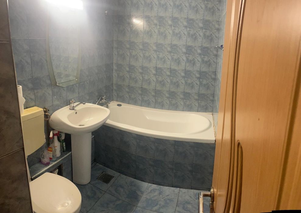 Vand apartament 2 camere semidecomandat -Piata Resita
