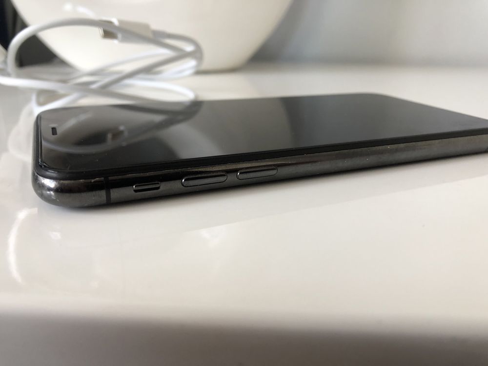 iphone X черен/Black 100 % батерия 64 GB плюс кейс по избор