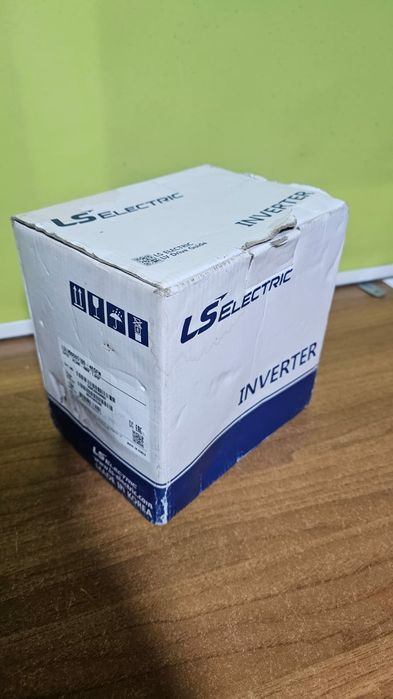 Invertor de frecvență trifazat LSL V0008G 100-4EOFN