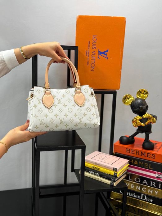 Geanta Louis Vuitton noua !!! Dimensiuni 25/17 !!!