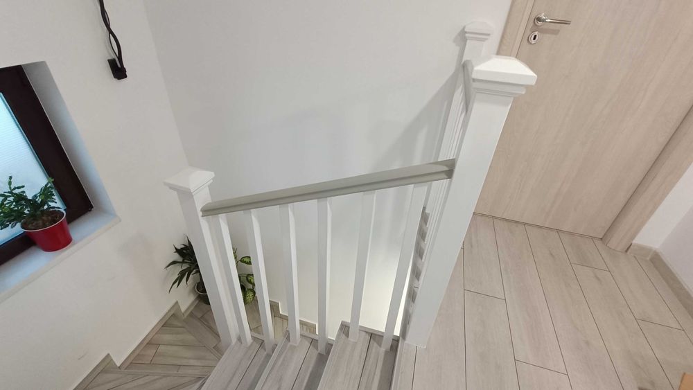 Balustrada alba cu mana curenta gri - din lemn masiv