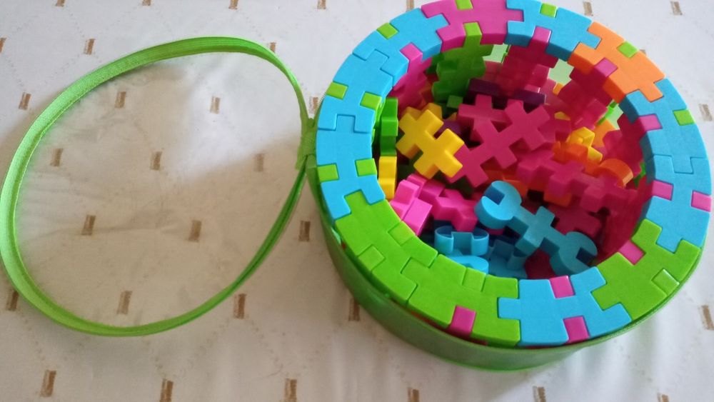 Детская игра в красочный, яркий конструктор.