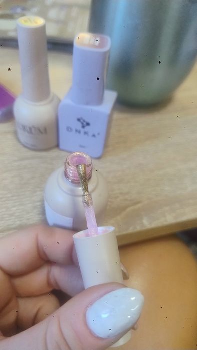 Гел лакове . И трите са почти пълни. Дублират ми се