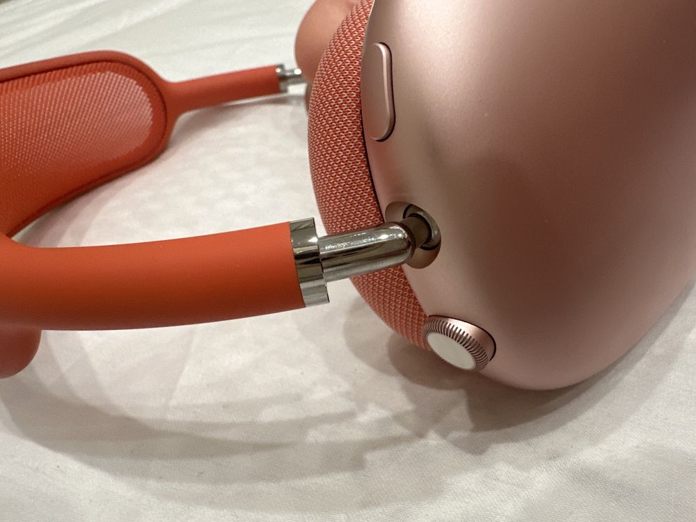 Air pods max в красном цвете