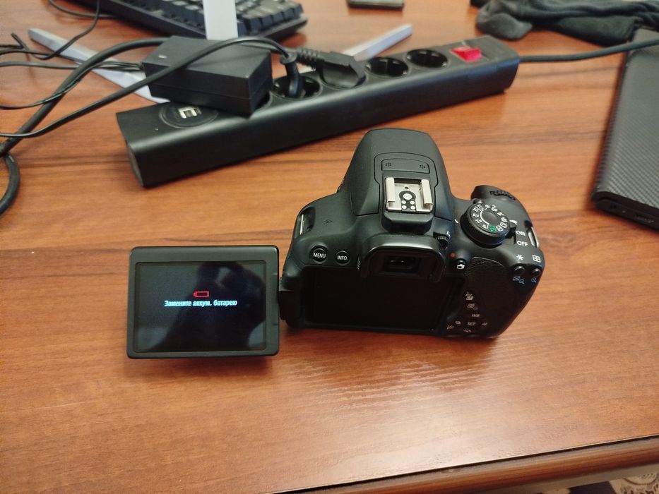 Продаю Canon 700D + объектив 50mm f/1.8

Отличный комплект для фото