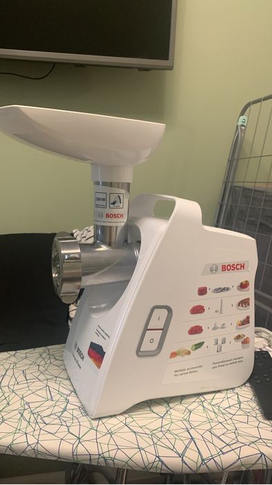 Продается электрическая мясорубка с новыми насадками белого цвета