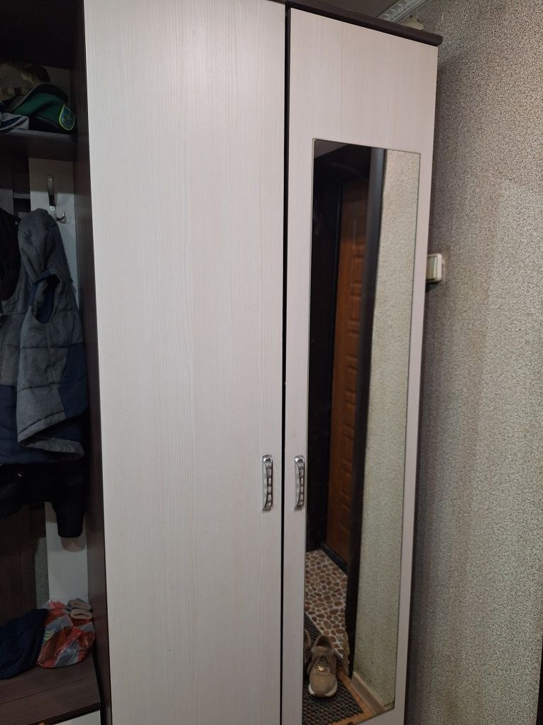 Продам  шкаф в прихожую