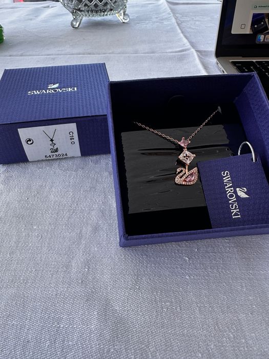 Colier Swarovski dancing swan rose gold cu piatra roz