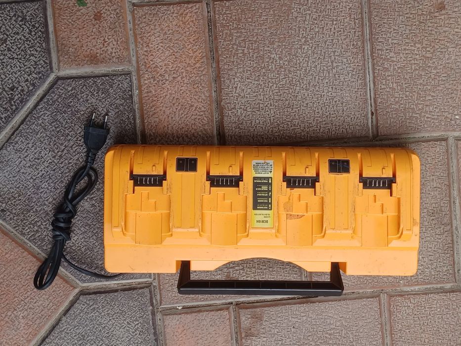Încărcător DEWALT cu patru posturi