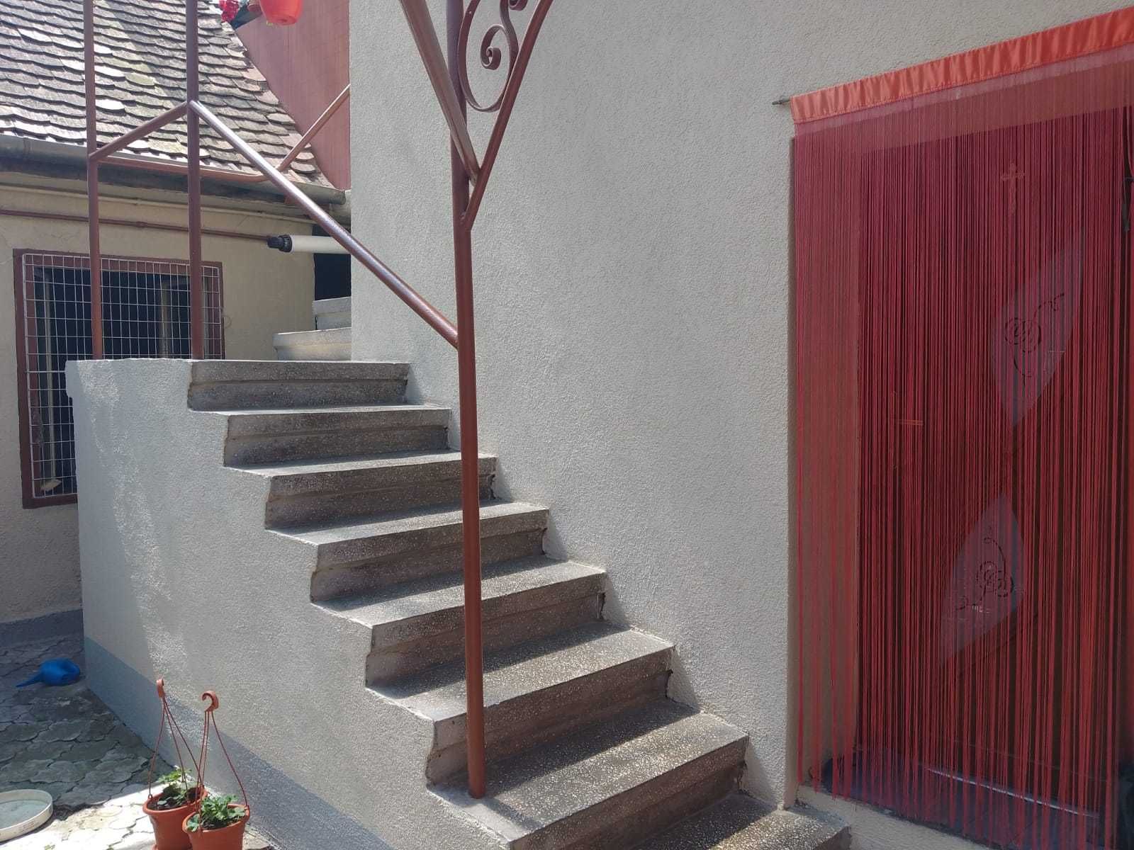 Casă de vânzare cu etaj în zona Lazaret (două corpuri de clădiri)