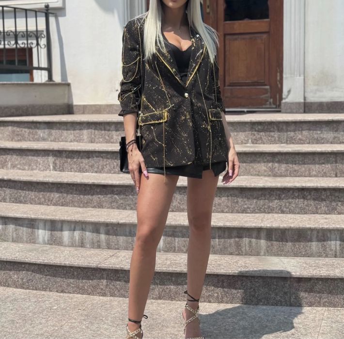 Sacou negru cu model gold.