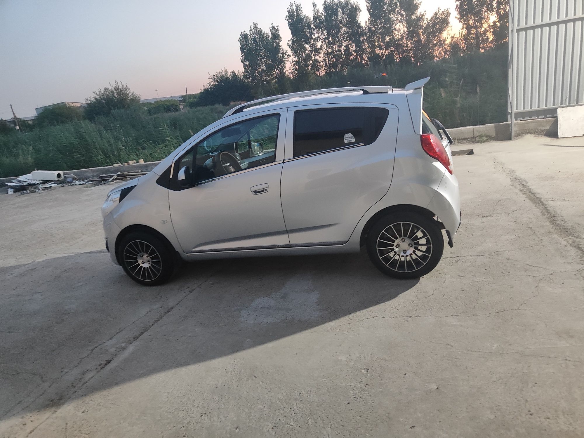Spark avtomobili sotiladi