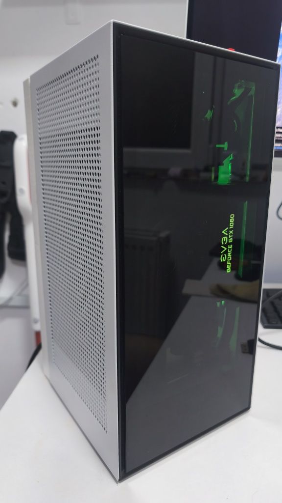 PC gaming NZXT H1 waltercooling Nvidia 1080 și AMD 4500 6 core