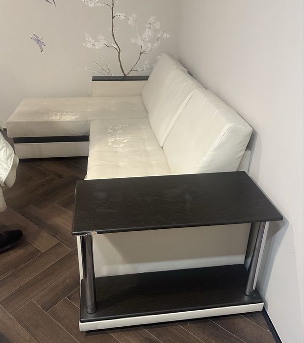 Угловой диван с приставным столиком