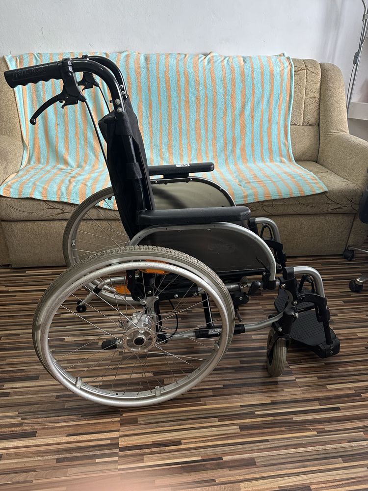 Căruț scaun rulant medical bătrâni handicap (ca nou)