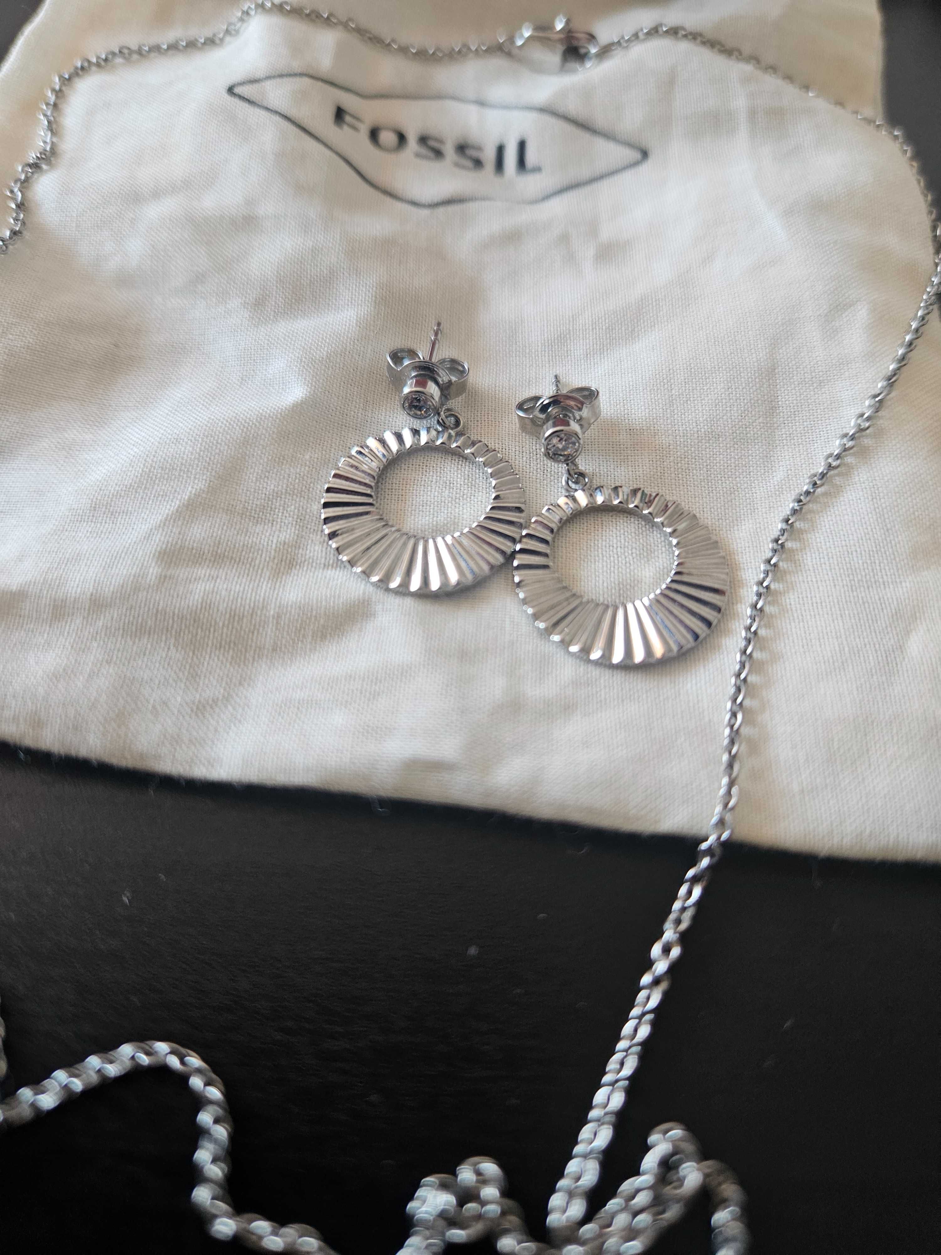 обици и колие на Fossil