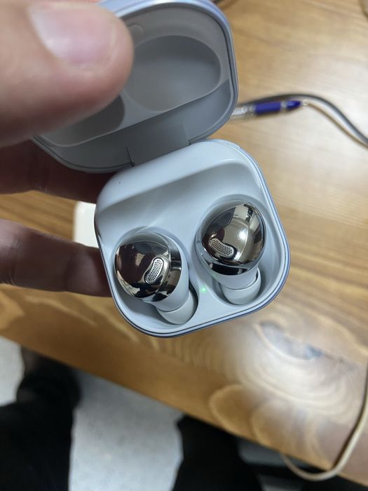 Обменаю два безпроводных наушника