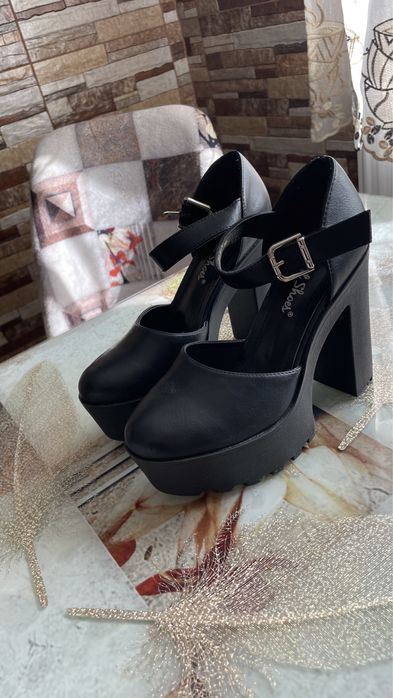 Vand pantofi toc gros