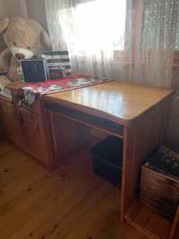 Дървено бюро пригодено за компютър , две вградени шкафчета