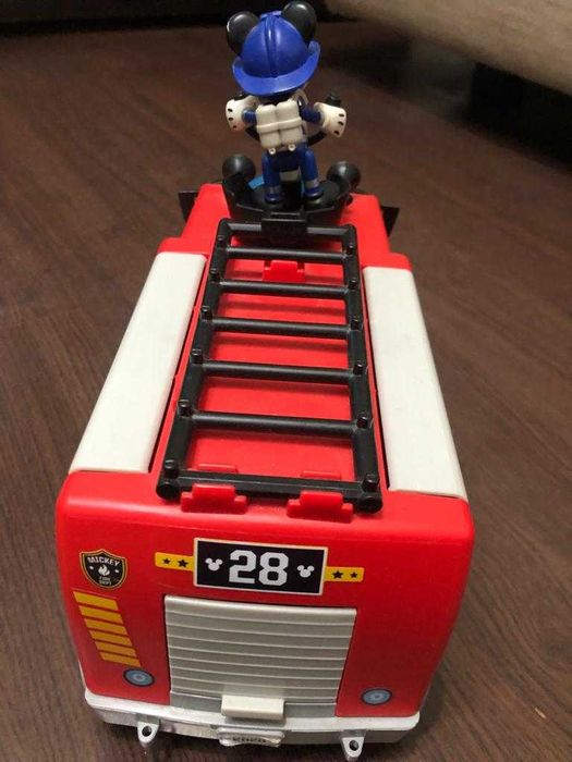Set de joaca IMC, Mickey Mouse si camionul de pompieri