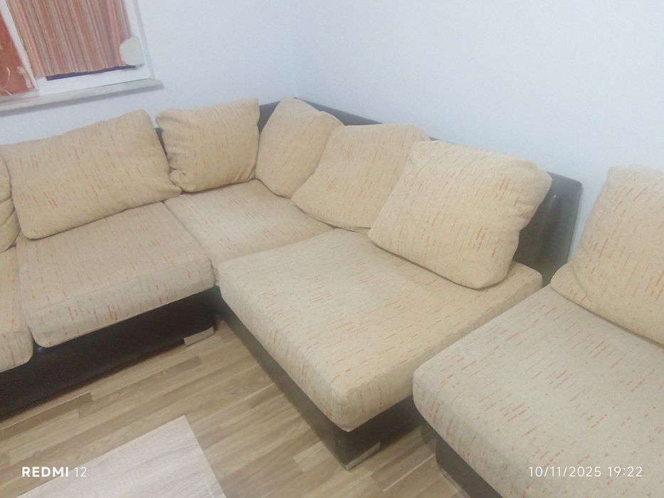 Vând canapea culoare beige/maro/portocalie