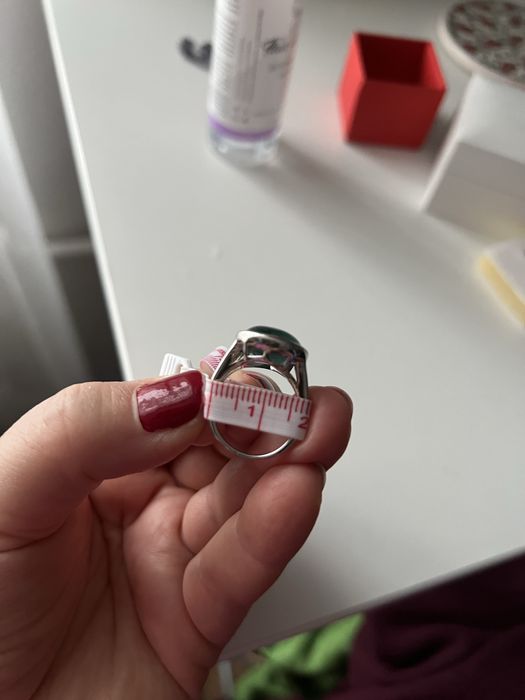 Сребърен пръстен с камък в капковидна форма