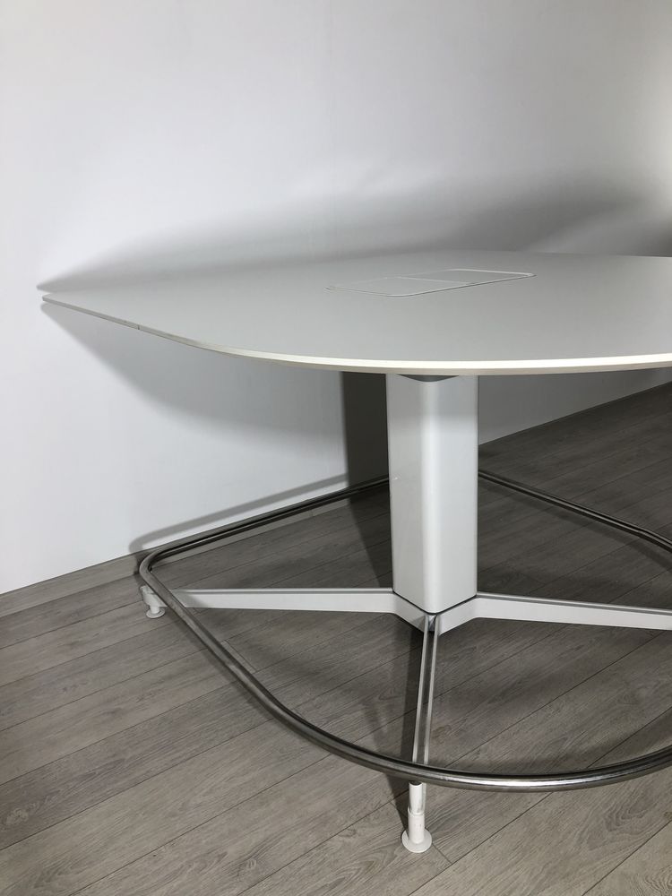 Masă Ședințe 150X170 cm Steelcase cu Organizatoare Cabluri Audio Video