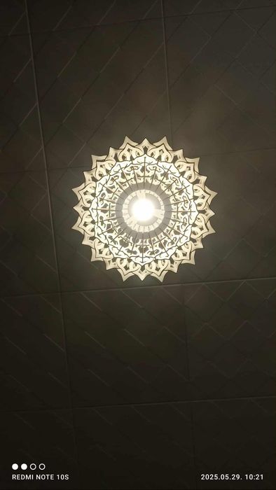 Vând lustră elegantă din lemn MDF