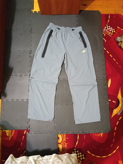 Оригинално долнище на nike с широка кройка