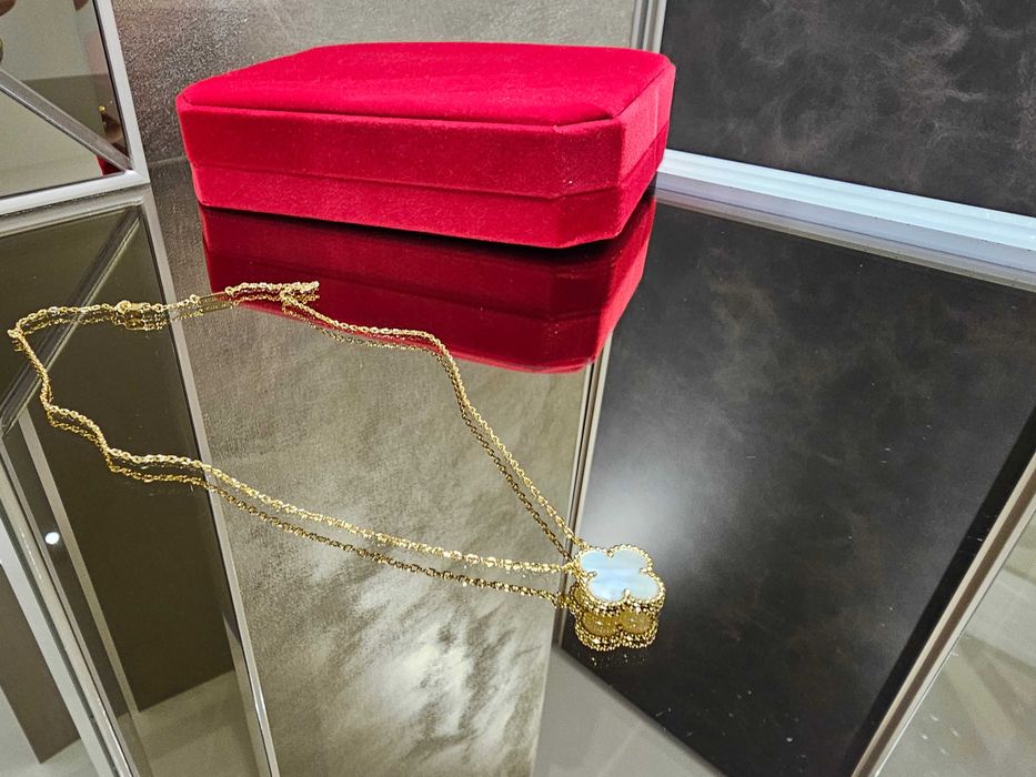 Van Cleef & Arpels VCA Gold Mother Pearl Alhambra 1 Motif Дамско Колие